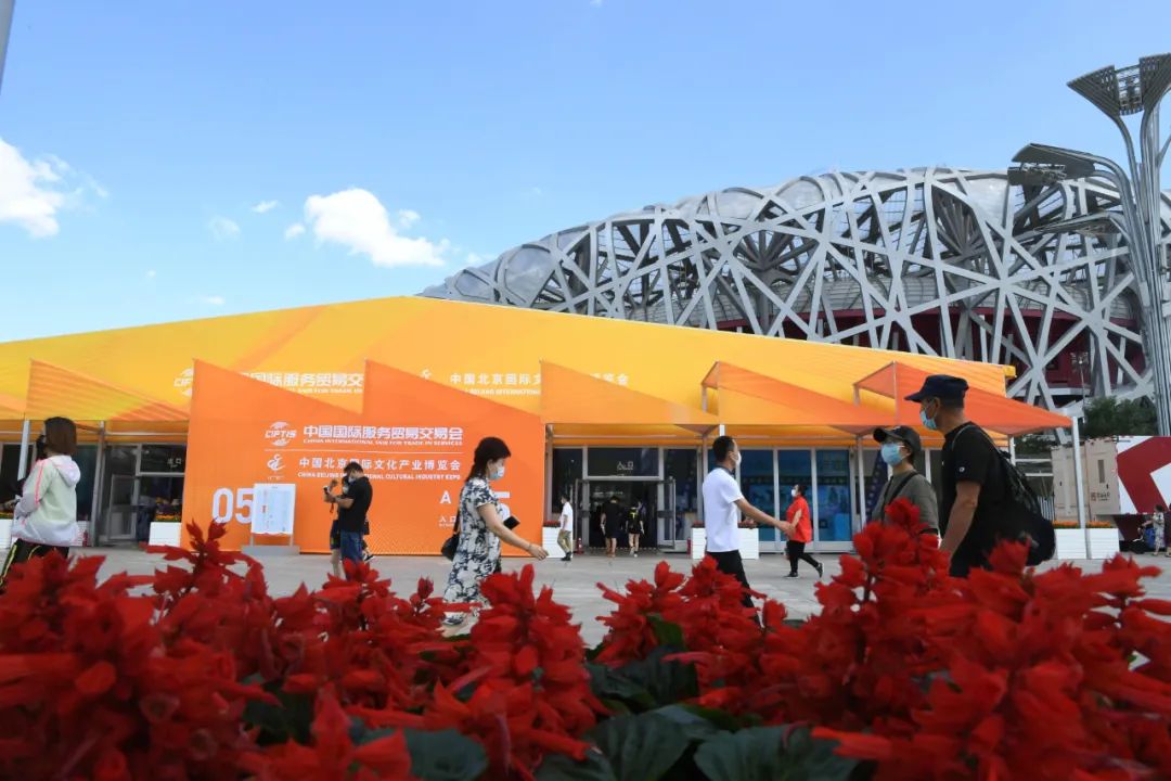 ▲观众在位于北京奥林匹克公园中轴景观大道的服贸会专题展区参观(9月9日摄)。新华社记者 鲁鹏 摄