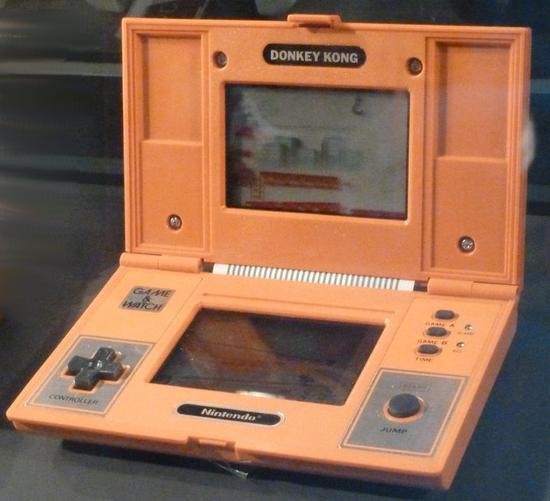 ▲ Game & Watch 有多个款式,单屏版和双屏版都有