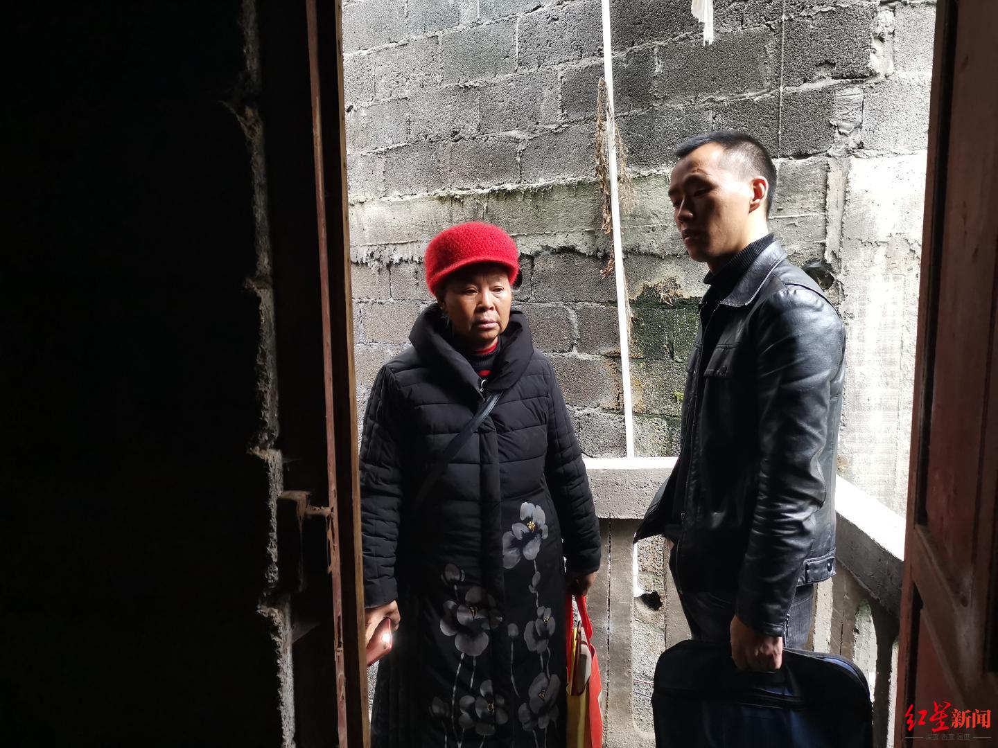 ▲ 向明钱和母亲在老屋内