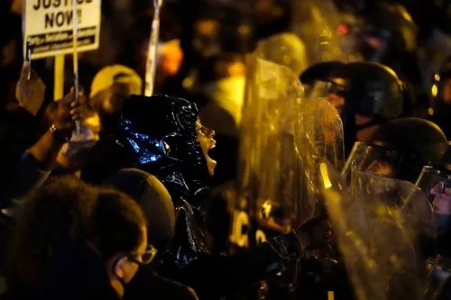 10月27日，在美国费城，示威者与警察对峙。新华社/美联