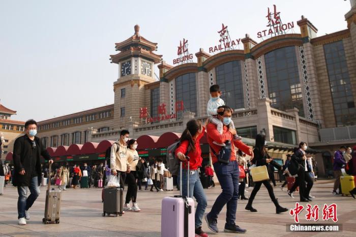 10月7日,旅客走过北京火车站广场。中秋国庆假期即将结束,北京站客流渐增。 中新社记者 蒋启明 摄