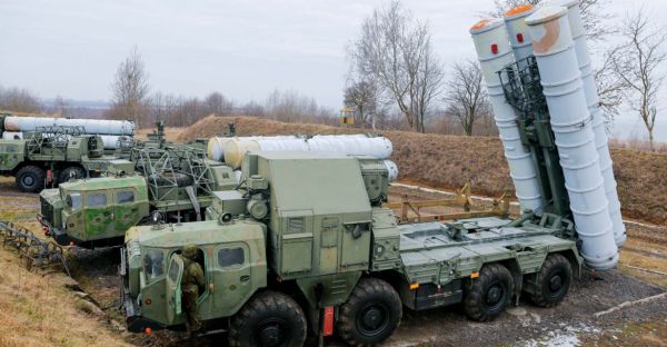 资料图片：俄军S-300防空导弹系统。（美国雅虎新闻网站）