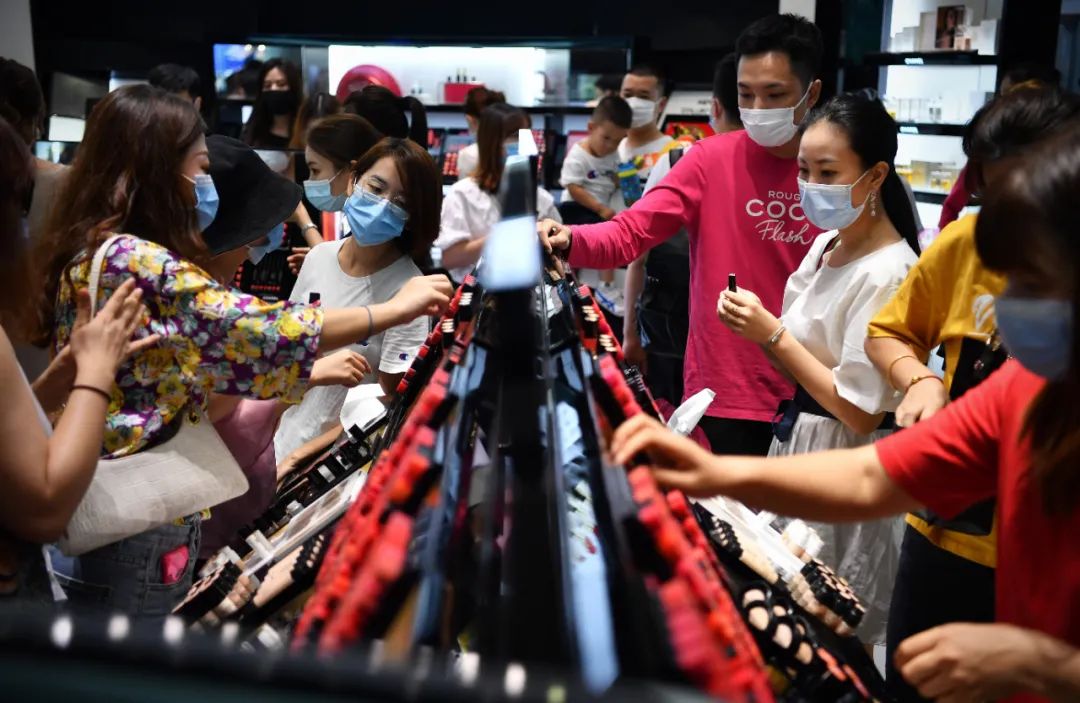 ▲10月5日,游客在三亚国际免税城购物。新华社记者 郭程 摄
