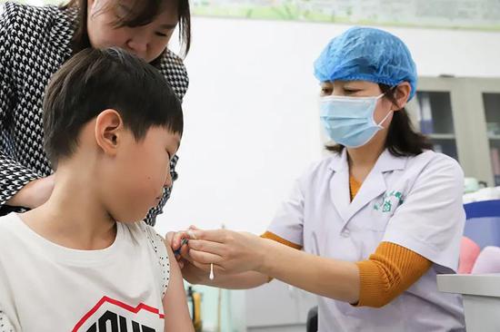 ▲2020年9月23日,山东省邹平市流感疫苗接种工作全面铺开。图/视觉中国