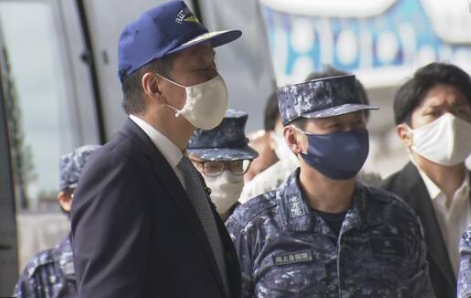 岸信夫视察冲绳自卫队基地 (图源:NHK)