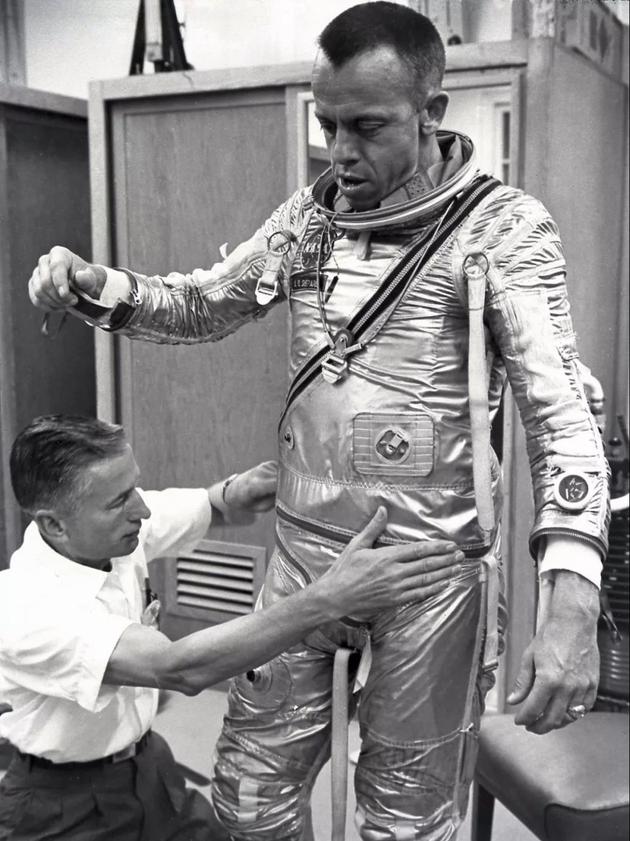 谢泼德正在穿上宇航服。(图片来源:NASA)