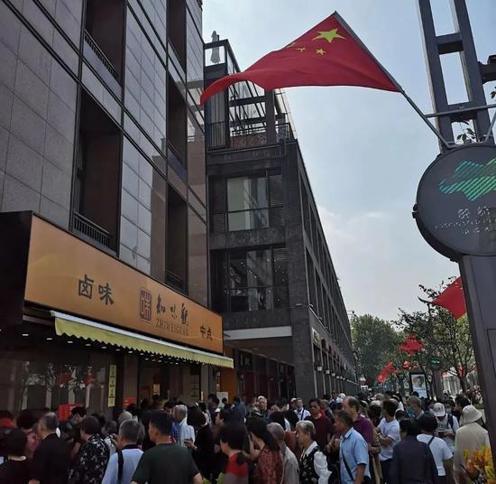 ▲门口的卤味、中点档口前一早已经排满了人