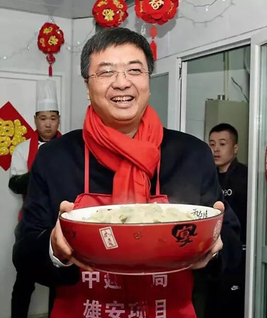 △2018年春节期间,陈刚与雄安新区建设者一起包饺子、过年