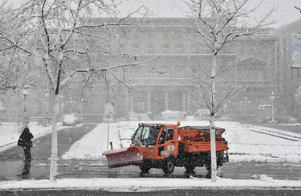 2020年3月24日,塞尔维亚贝尔格莱德,清障车在街头铲除积雪。图|视觉中国