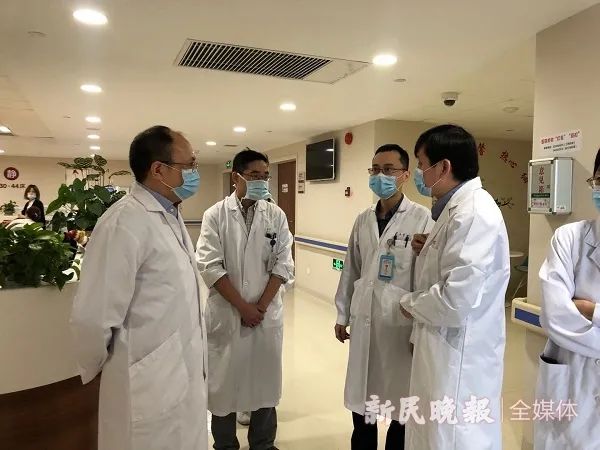 张继明教授(左一)和张文宏教授一起查房