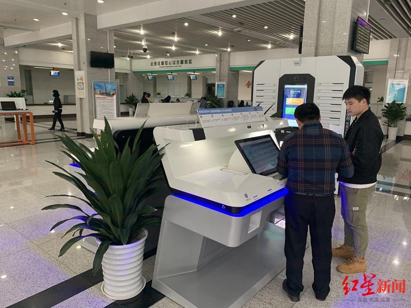 西南首个AI智能自助综合窗口在成都高新西区政务中心投入运行