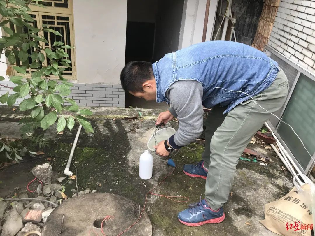 专家取水样
