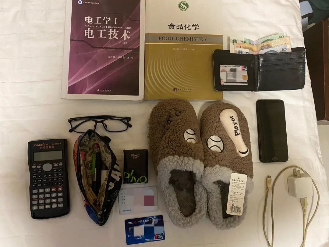杨凯的部分遗物,崭新的拖鞋是出事那天妈妈买给他的。图 | 新京报记者 杜雯雯 摄