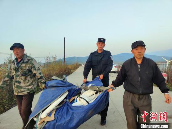 佳木斯边境管理支队民警协助作业渔民收拢网具。 李芮霖 摄
