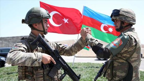 土耳其和阿塞拜疆联合军演中的两军士兵