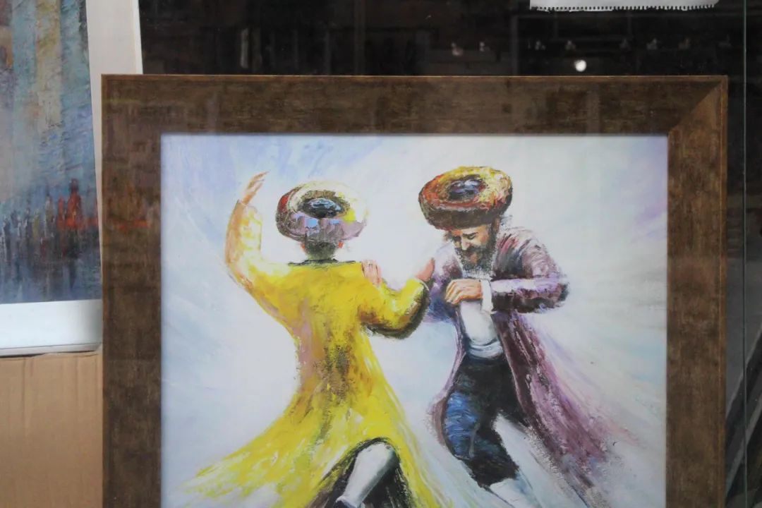 这是2020年10月8日在耶路撒冷拍摄的以极端正统犹太人为原型的画作。新华社记者 尚昊 摄