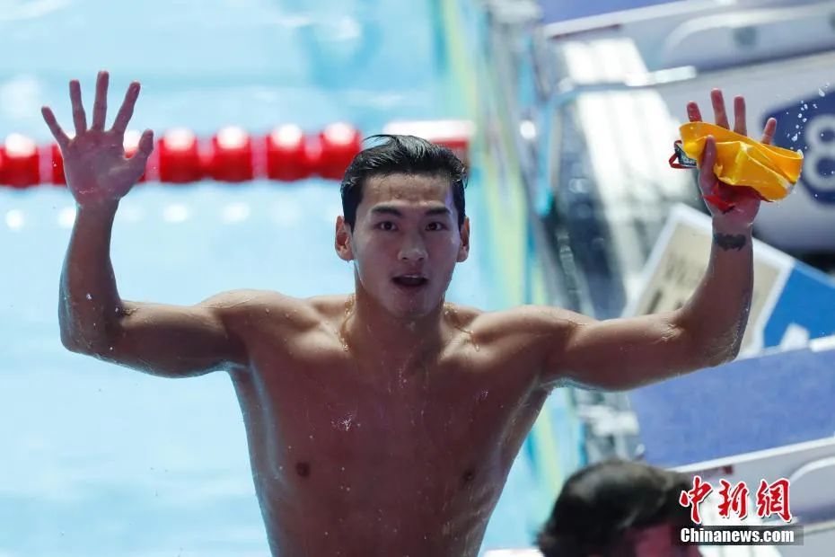 资料图：徐嘉余在韩国光州举行的2019国际泳联世界游泳锦标赛男子100米仰泳决赛中夺冠。中新社记者 韩海丹 摄