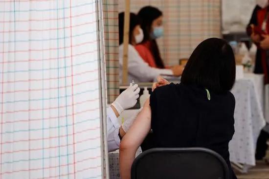 一名妇女在首尔打流感疫苗。