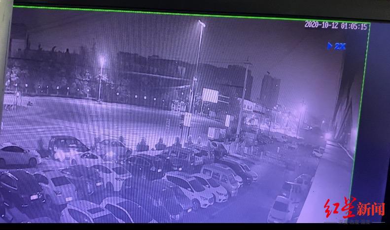 ↑男子尝试停车
