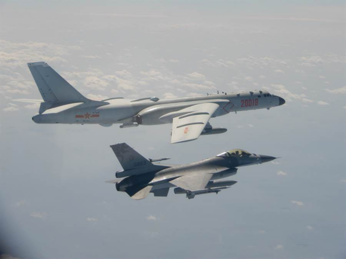 台湾“空军”F-16升空拦截大陆轰6-K(资料图) 图源:台湾防务部门