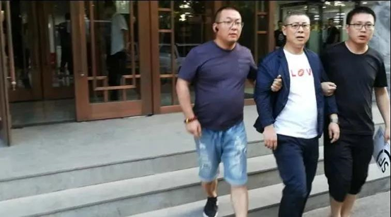图:公安人员在北京抓获刘玉龙