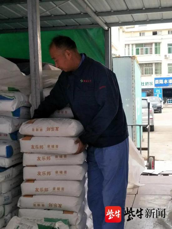 图为了筹措医疗费,王荣云在休息时间打零工挣钱