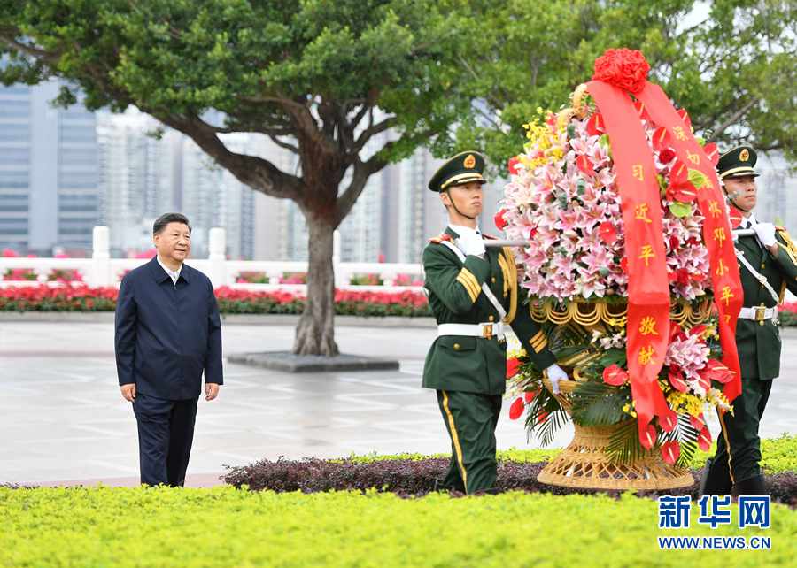 10月14日下午,习近平来到莲花山公园,向邓小平同志铜像敬献花篮。 新华社记者 李响 摄