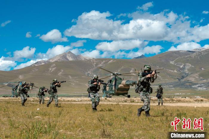 侦察兵前出侦察情况。 郭东东 摄