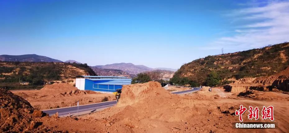 这里正在建设高速公路盘旋匝道。魏建军 摄