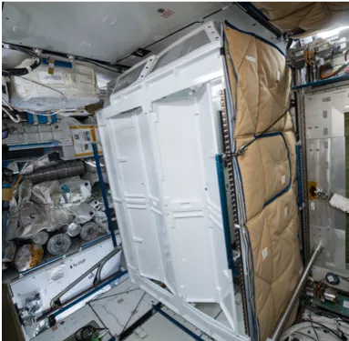 厕所的小隔间。图片来源:NASA