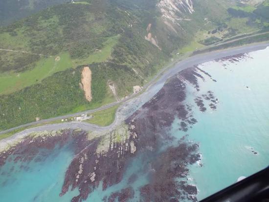 　从空中航拍地震后的海岸线，大面积的海床被抬出水面