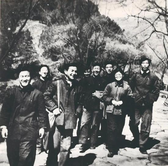 1959年春，九所一室年轻人从17号工地返回路过樱桃沟合影（左起赵明治、竺家亨，后排左起胡思得、周泽良、王贻仁、陈德林、蔡蔚、孙清和）