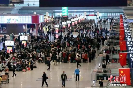 10月8日,国庆中秋假期最后一日,多地迎返程客流高峰。图为旅客在西安北站等候乘车。中新社记者 张远 摄