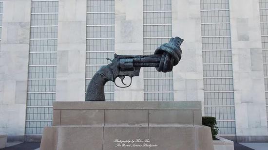  矗立在联合国总部花园内的“打结的手枪”（图源：网络）