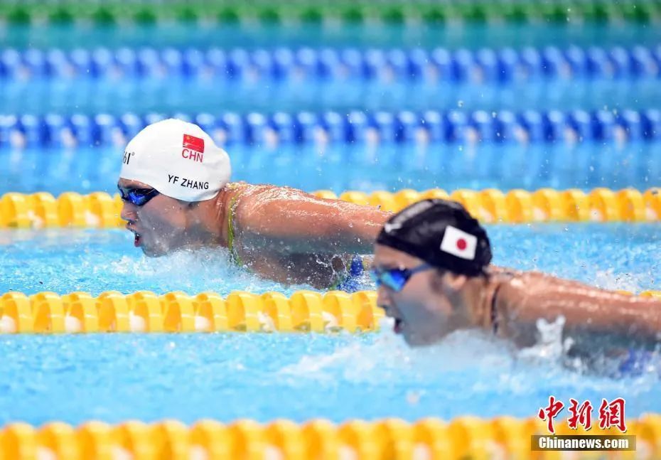  资料图：张雨霏在雅加达亚运会游泳男女4x100米混合泳接力决赛中。中新社记者 侯宇 摄