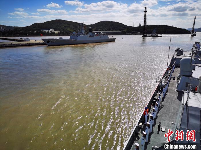 10月14日,海军第35批护航编队太原舰缓缓驶抵浙江舟山某军港码头时,官兵在甲板列队站坡。 江山 摄