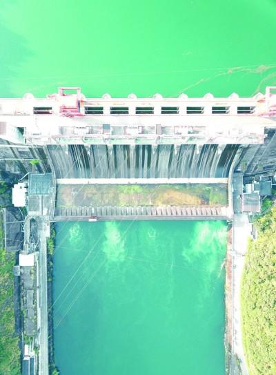 浙江新安江水电站(俯瞰)造就了千岛湖秀美风光,“发电坝”变“生态坝”,承担起绿色发展新使命。新华社发