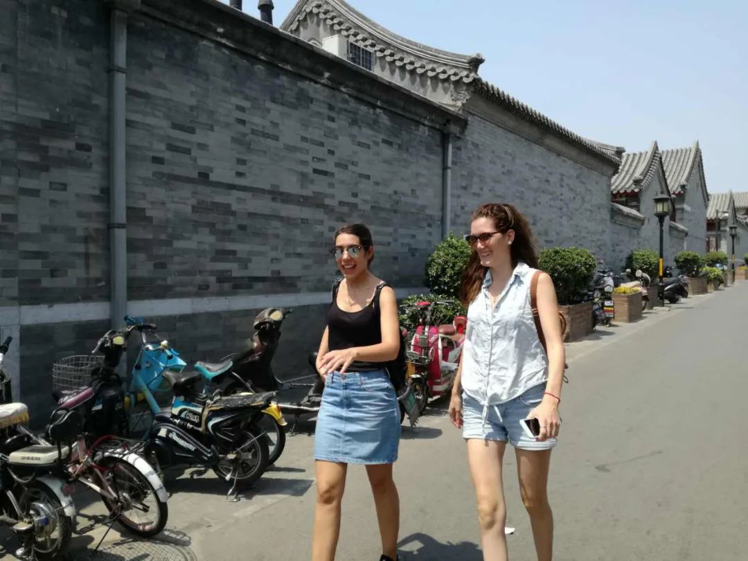 2018年,加夫列拉·阿维拉(右)与友人在北京。图片由受访者提供。