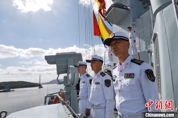 10月14日,海军第35批护航编队太原舰缓缓驶抵浙江舟山某军港码头时,官兵在甲板列队站坡。 江山 摄