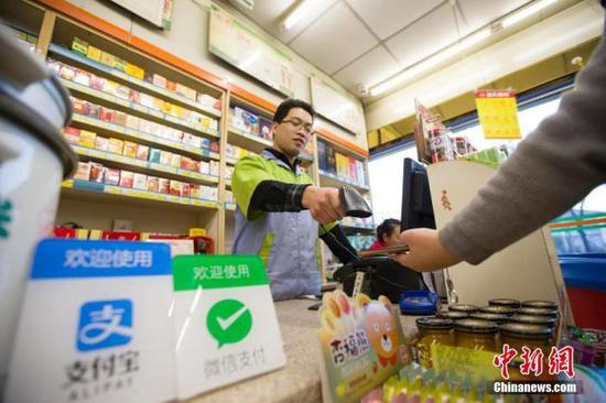 资料图:民众正在使用手机支付。中新社记者 张云 摄