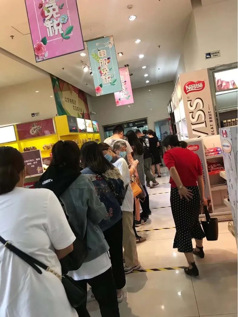 疫情影响下消费回流,原本鲜有人知的市内免税店成为了“出不去”的消费者购物首选。图片来源:受访者供图