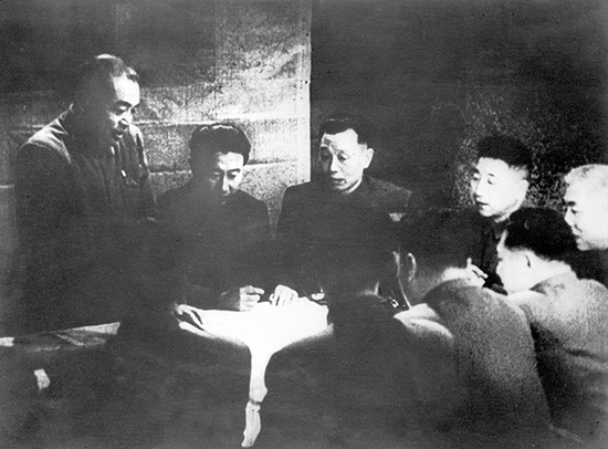 中国人民志愿军司令员彭德怀(左一)在朝鲜前线主持作战会议,部署作战计划。图|新华社资料照片