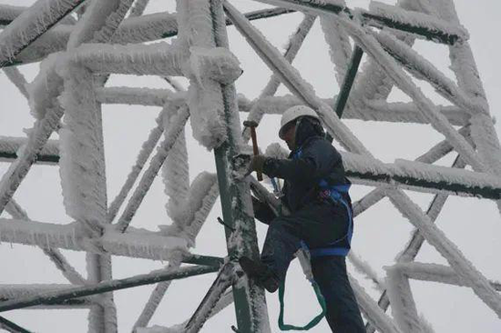 2008年1月,南方遭遇雪灾,电力工人进行紧急抢修。