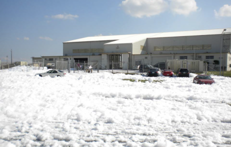 2013年,冲绳县嘉手纳空军基地自动灭火系统出现故障,喷出数万升消防泡沫。