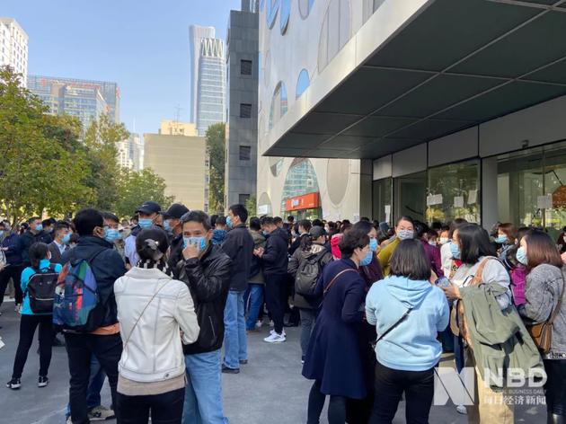 10月19日,光华路SOHO楼下,聚集着众多等待退费解决方案的优胜教育学生家长 图片来源:每经记者 宋可嘉 摄