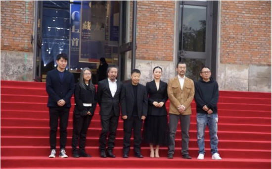  贾樟柯（左四）出席第四届平遥国际电影展。
