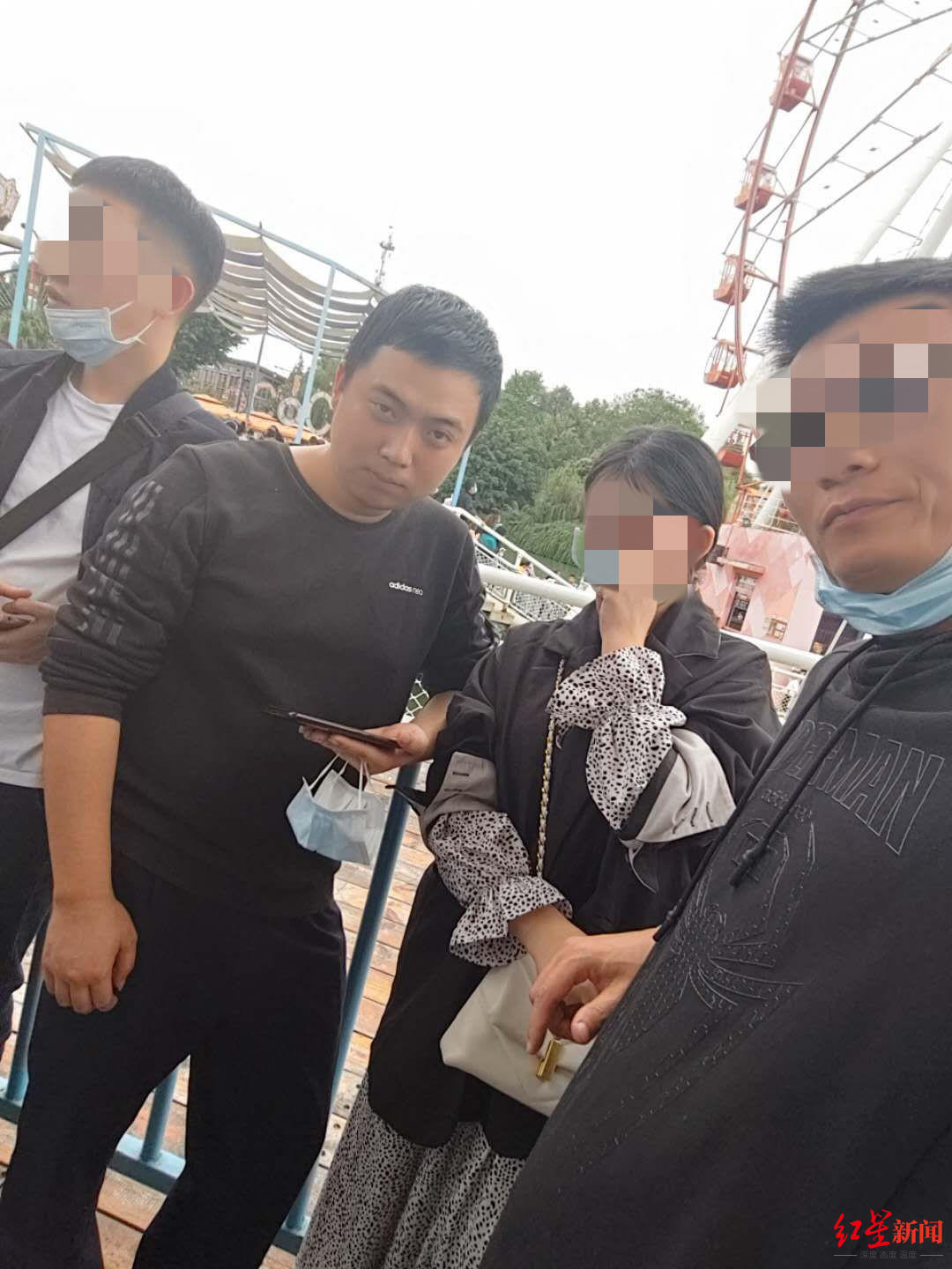 李雨阗(左二)国庆假期和朋友外出游玩