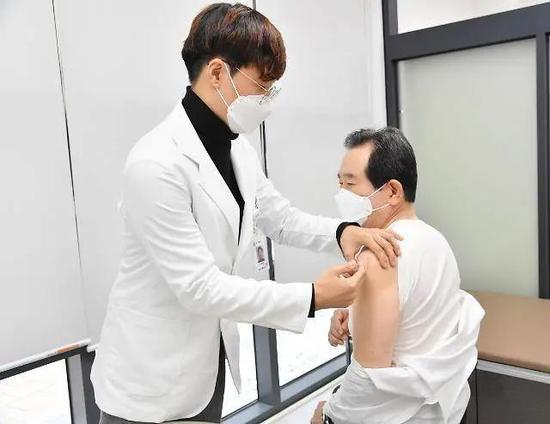 韩国总理丁世均接种流感疫苗。韩联社图