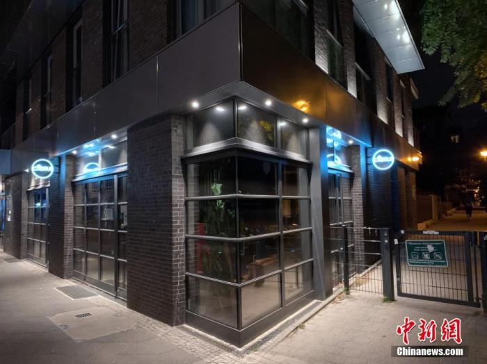 资料图:当地时间10月13日晚,德国柏林市中心一家受外国人士喜爱的酒吧已经关门歇业。 中新社记者 彭大伟 摄