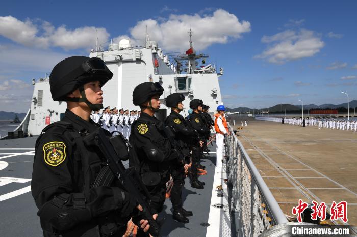 10月14日,海军第35批护航编队太原舰缓缓驶抵浙江舟山某军港码头时,特战队员在甲板列队站坡。 江山 摄